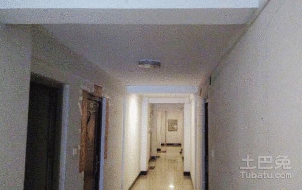 壹線世界小區(qū)每個單元出進口都有“電子眼”（上），但一層以上的樓道內(nèi)沒有監(jiān)控（下） 攝/法制晚報記者張群琛  　　